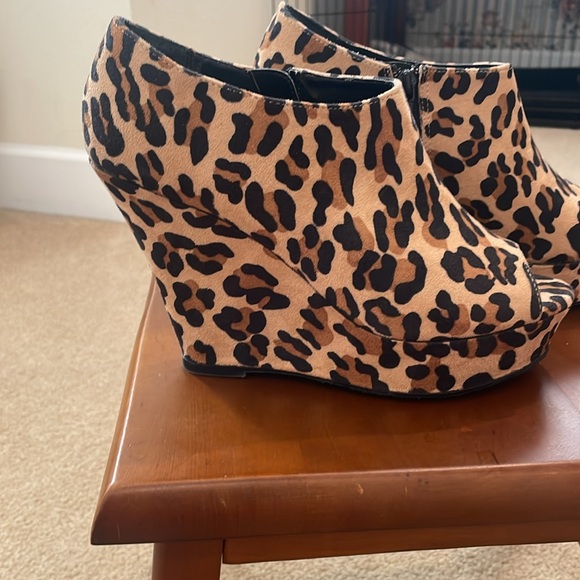 NWOT Massimo leopard print stacked heels with side zipper. Size 7 1/2. - Picture 2 of 8